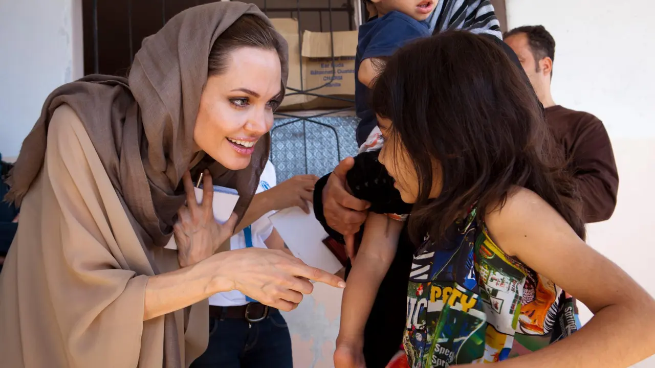 Angelina Jolie mengujungi pengungsi Suriah di Lebanon pada 2012. (Foto oleh: J. Tanner via Facebook resmi UNHCR -  https://web.facebook.com/UNHCR/photos/a.113847718437/10151428672953438)