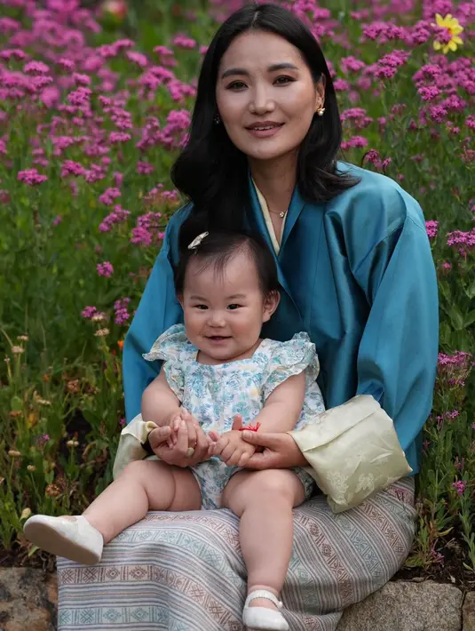 Lewat media sosial resminya, ibu tiga anak itu membagikan potret ulang tahun bersama si bungsu, Gyalsem Sonam Yangden. Jetsun Pema tampak sedang memangku sang putri ketika bersantai di kebun bunga Istana Lingkana, Thimphu.  [@queenjetsunpema]