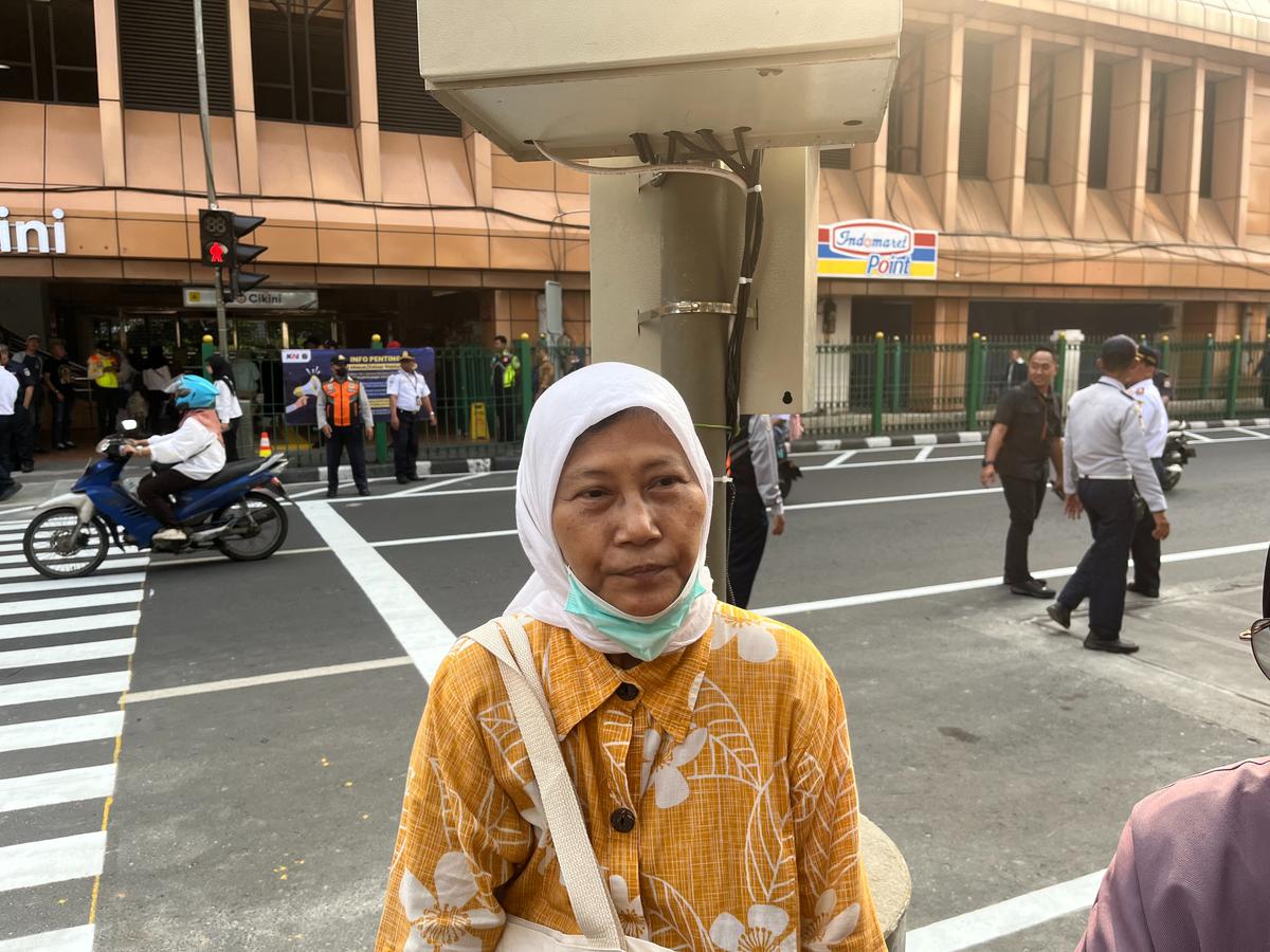 Uji Coba Pelican Crossing Baru di Stasiun Cikini, Warga 'Happy' Tak Lagi Lompat Pagar