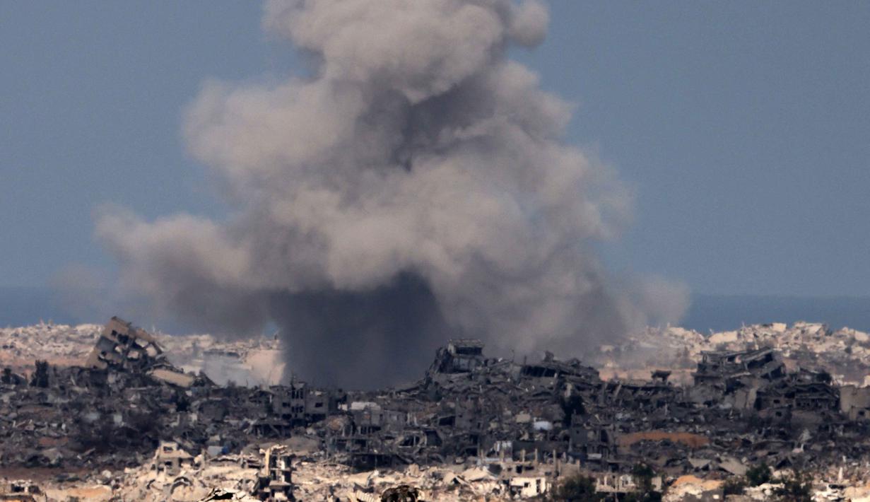 Sejumlah pihak menuding dalam dua tahun terakhir Israel melakukan genosida dan pembersihan etnis di Gaza. Tampak dalam foto yang diambil dari posisi di perbatasan Israel dengan Jalur Gaza ini menunjukkan asap mengepul di tengah pemboman Israel atas wilayah Palestina yang terkepung pada 16 September 2025. (Menahem KAHANA/AFP)