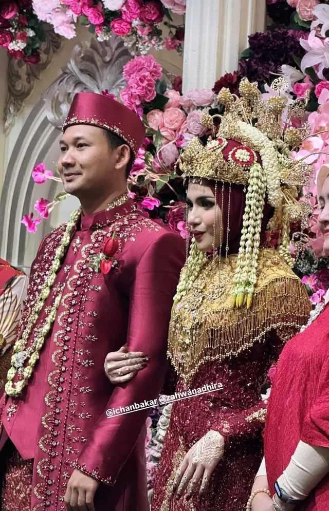 Mahfud MD ngunduh mantu, ini 10 potret resepsi Royhan Akbar dan Zahwa Nadhira pakai adat Betawi