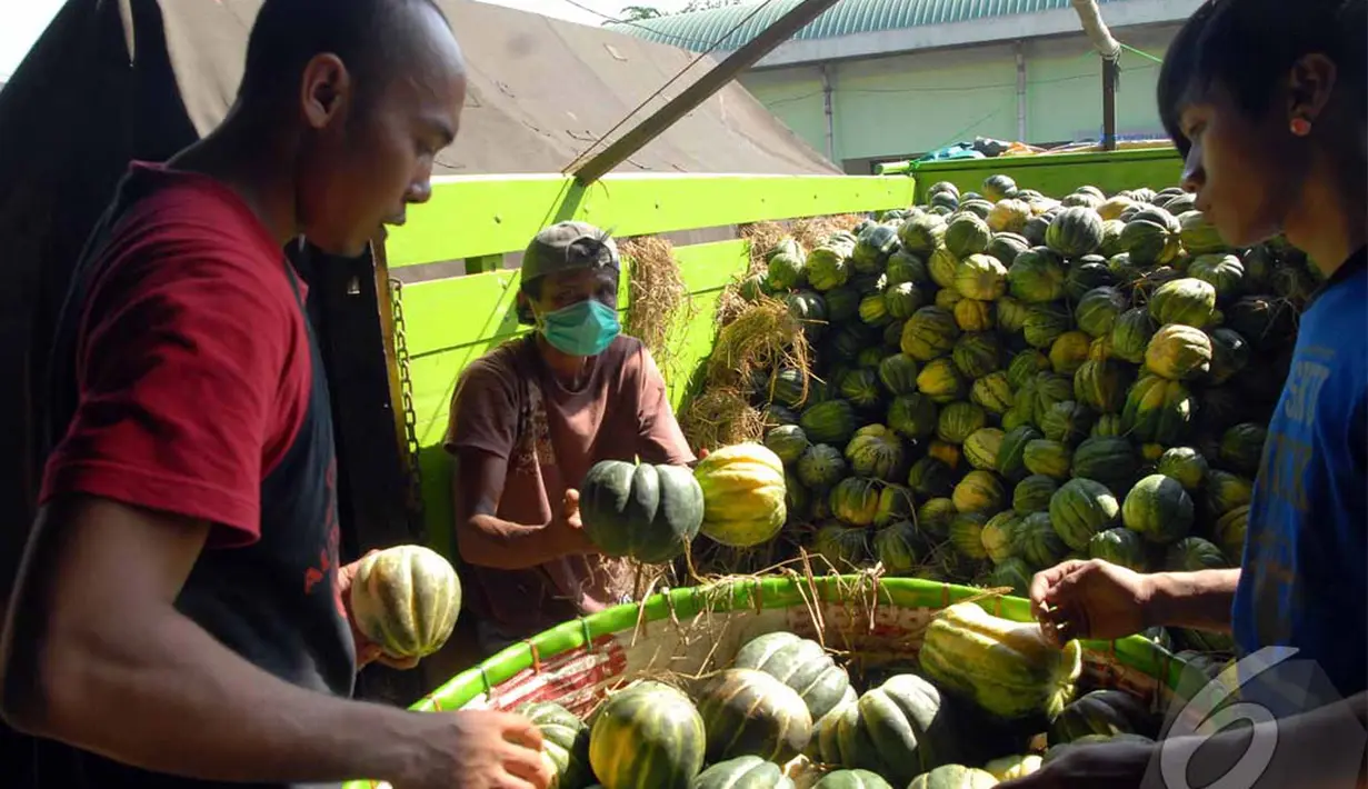 Dalam pantauan Liputan6.com di Pasar Induk Kramat Jati harga blewah mencapai Rp.6000/kg, Kramat Jati, Jakarta, Selasa (1/7/2014) (Liputan6.com/Miftahul Hayat)