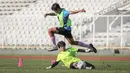 Pemain Timnas Wanita Indonesia, Prihatini Rizky (bawah) berebut bola dengan Vivi Oktavia Risky saat sesi latihan persiapan Piala Asia Wanita 2022 di Stadion Madya, Jakarta, Jumat (07/01/2021). (Bola.com/Bagaskara Lazuardi)