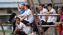 <p>Reaksi kecewa pelatih kepala Persija Jakarta, Thomas Doll saat menghadapi Barito Putera pada laga lanjutan BRI Liga 1 2022/2023 di Stadion Patriot Candrabhaga, Bekasi, Rabu (22/02/2023). (Bola.com/Bagaskara Lazuardi)</p>