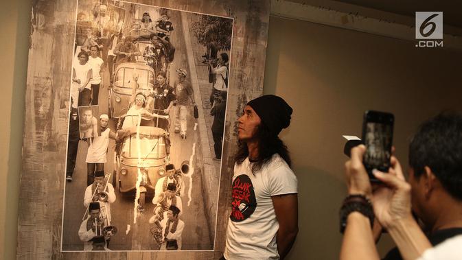 Vokalis Slank, Kaka melihat foto selama pameran foto dan peluncuran buku 