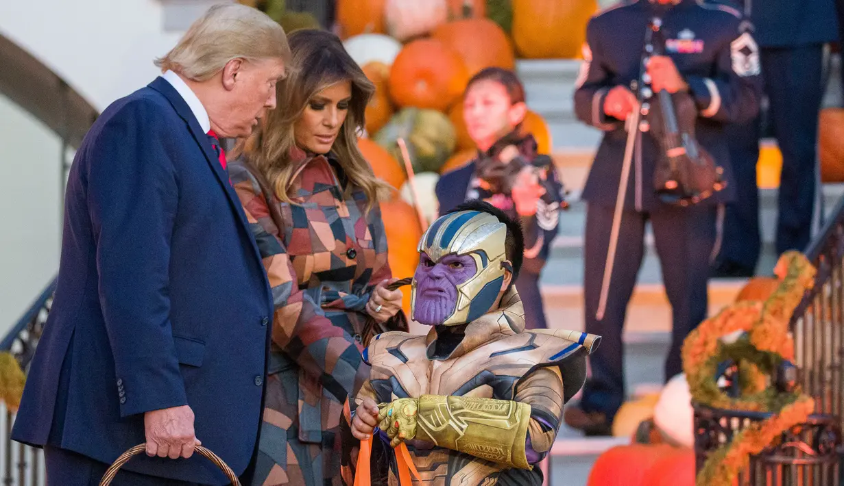 Halloween Ala Trump: Presiden Donald Trump dan ibu negara Melania Trump membagikan permen kepada anak-anak selama acara trick-or-treat Halloween di Gedung Putih, 28 Oktober 2019. Halloween memang menjadi salah satu perayaan terbesar di banyak negara di seluruh dunia. (AP/Alex Brandon)