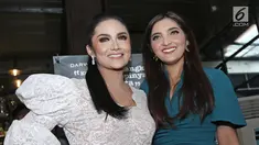 Penyanyi Krisdayanti dan Ashanty berpose saat foto bersama dalam peluncuran buku Yuni Shara di Kawasan Kemang, Jakarta, Rabu (27/9). Dalam kesempatan itu mantan istri penyanyi Anang, Krisdayanti tampak akrab dengan Ashanty. (Liputan6.com/Herman Zakharia)