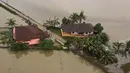 Foto udara menunjukkan dua rumah yang dikelilingi oleh banjir setelah hujan lebat di Kota Bharu, negara bagian Kelantan, Malaysia pada tanggal 1 Desember 2024. (MOHD RASFAN/AFP)