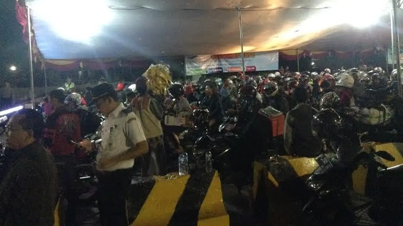 Pemudik Roda Dua Banjiri Pelabuhan Merak