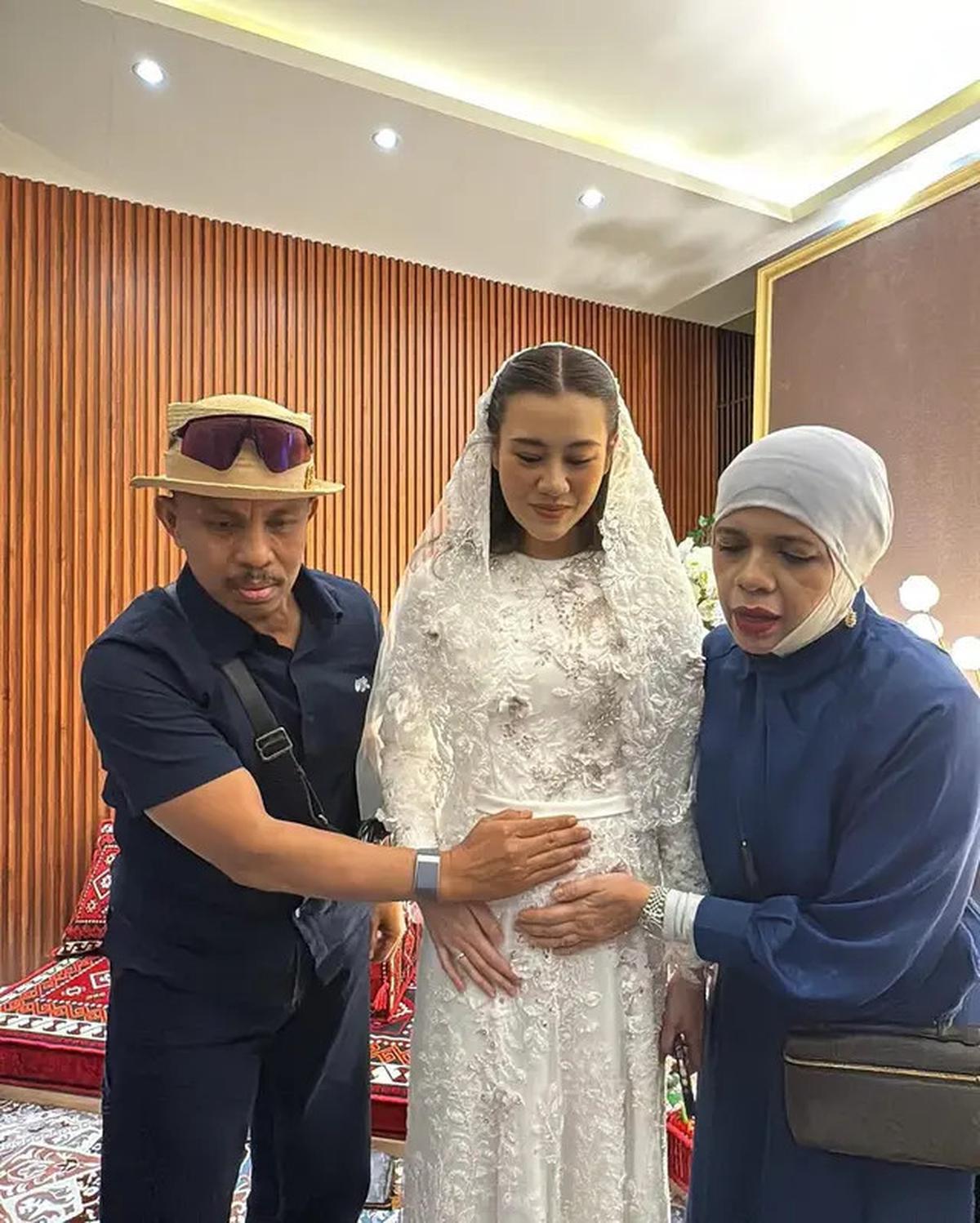 6 Potret Gen Halilintar di Tasyakuran 4 Bulan Kehamilan Aaliyah Massaid, Beri Doa