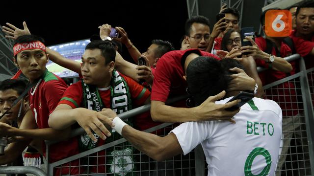 <span>Striker Indonesia, Beto Goncalves, mendapat pelukan dari para suporter  Indonesia meski menelan kekalahan dari Singapura pada laga Piala AFF 2018. (Bola.com/M Iqbal Ichsan)</span>