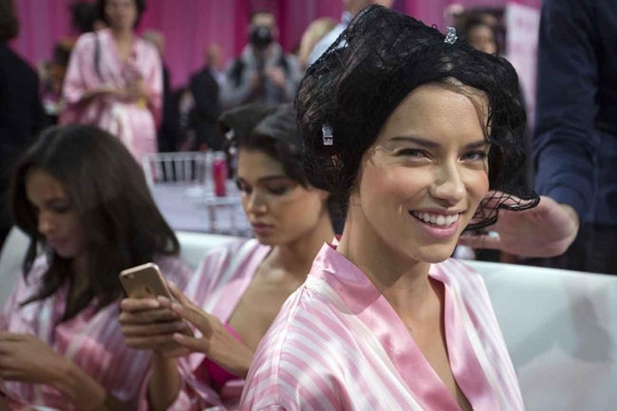Intip kesibukan model-model seksi Victoria's Secret di ruang ganti