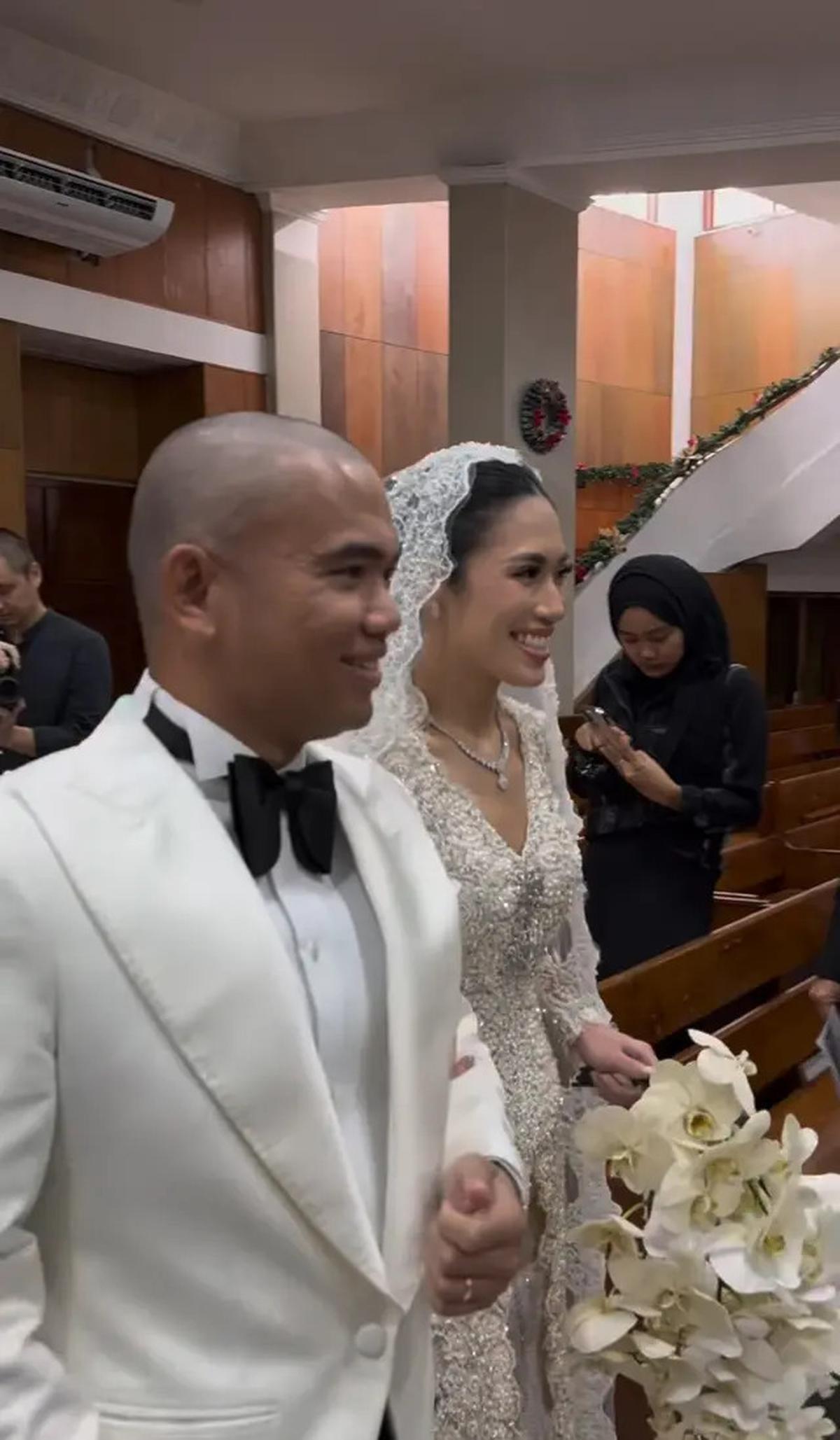 7 Potret Penampilan Keluarga Hotman Paris di Pernikahan Frank Hutapea, Elegan