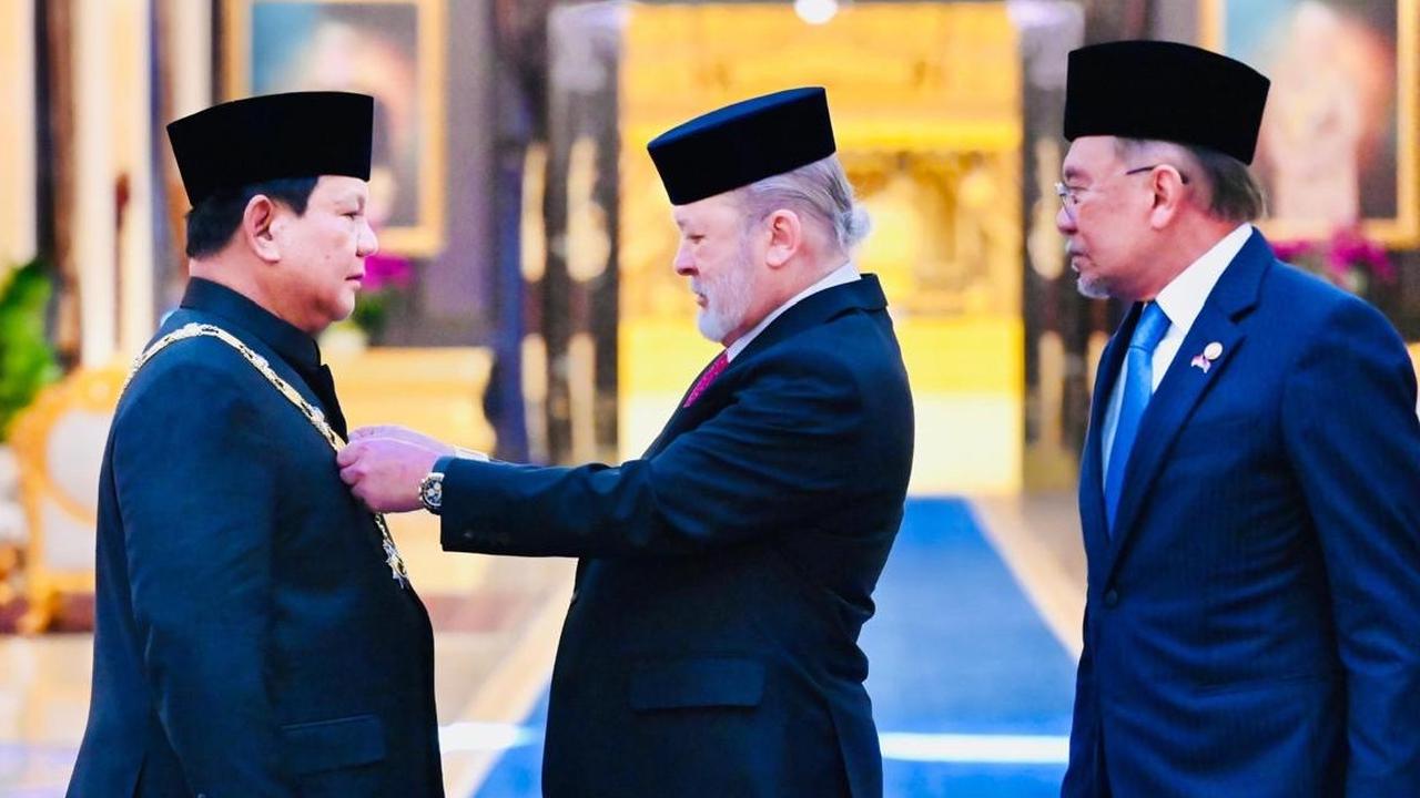 VIDEO: Momen Mesra Prabowo Digandeng Raja Malaysia, Tunduk Terima Gelar 'Yang Amat Dihormati