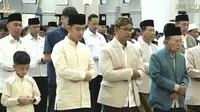 Wapres Gibran dan Jan Ethes Salat Ied di Masjid Zayed Solo