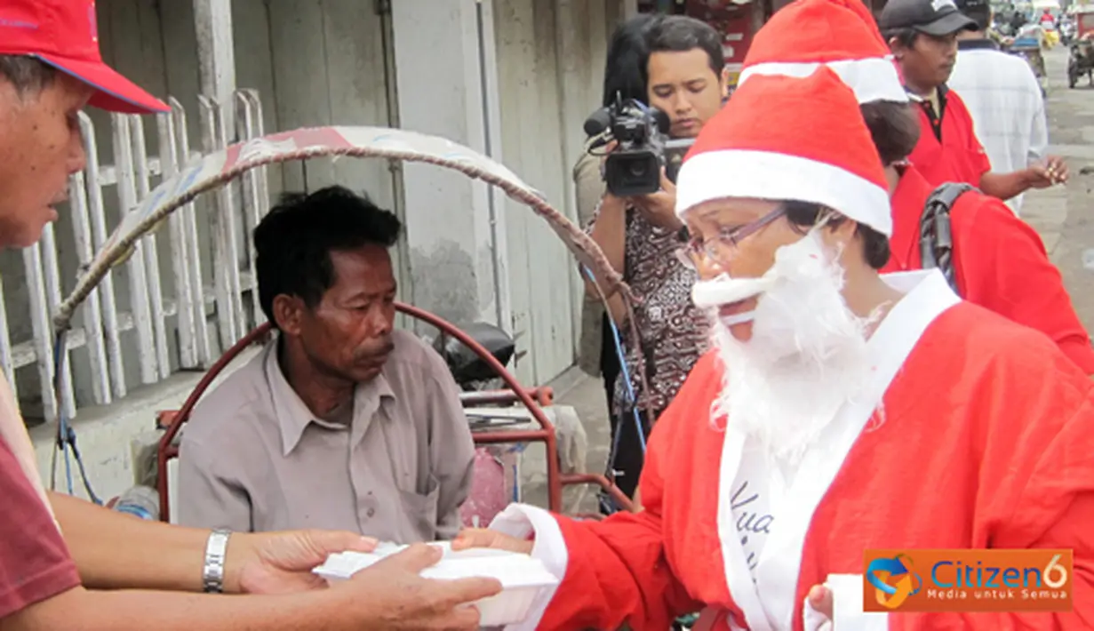 Citizen6, Surabaya Utara: Yang unik, Sinterklas pun dilibatkan dalam baksos yang bertema “Kasih Natal untuk Semua”.  Bahkan dua becak dilibatkan untuk mengangkut ratusan paket makan siang tersebut. (Pengirim: Daniel Lukas Rorong)