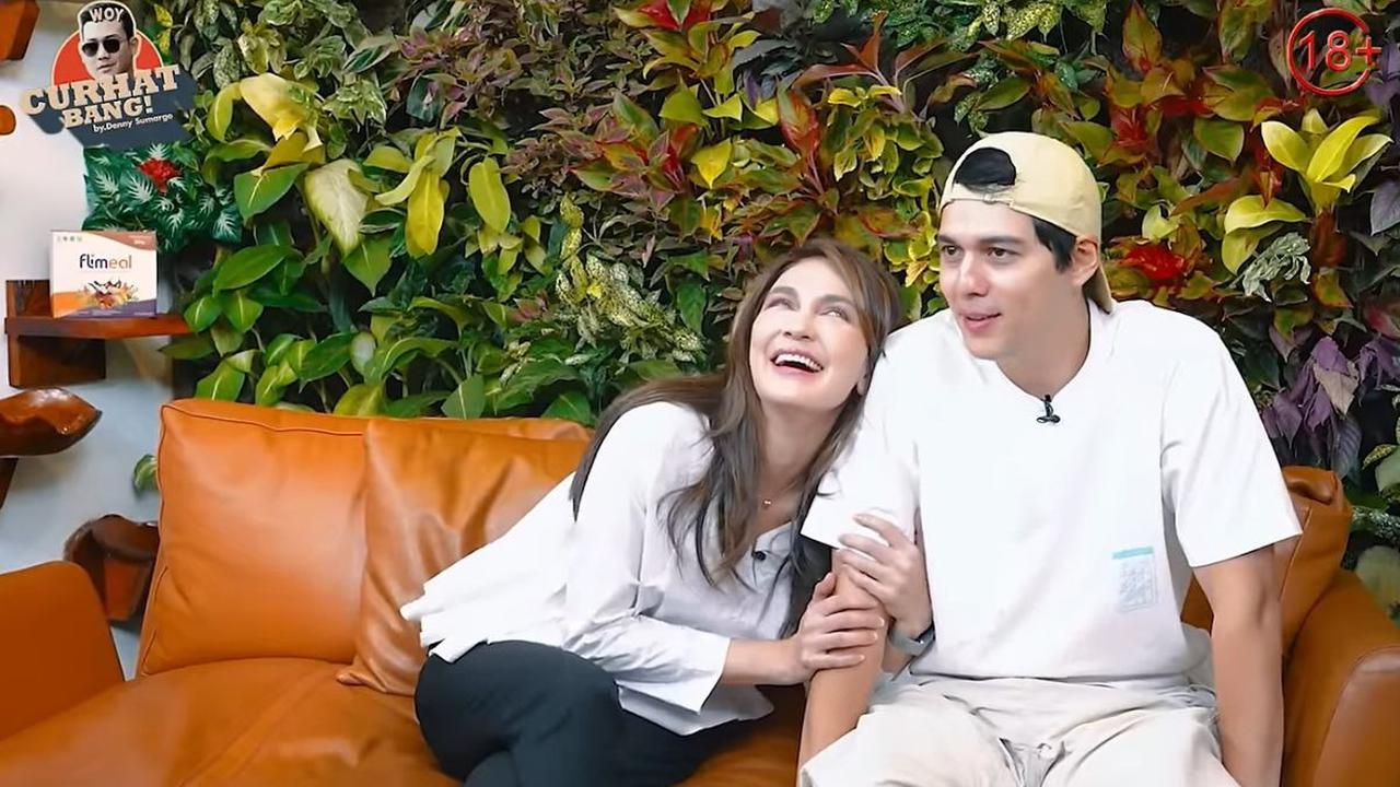 Luna Maya hanya terdiam melihat tingkah para sahabatnya. Awalnya, Luna tahu jika hal itu hanya bercanda.<br>
