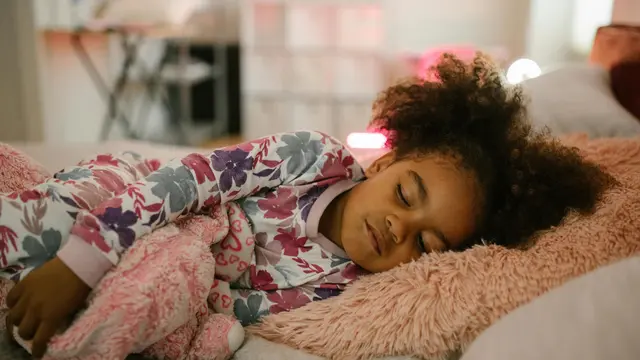Cara Tetap Menjadi Ibu yang Sabar Menghadapi Anak yang Overstimulated Saat Traveling