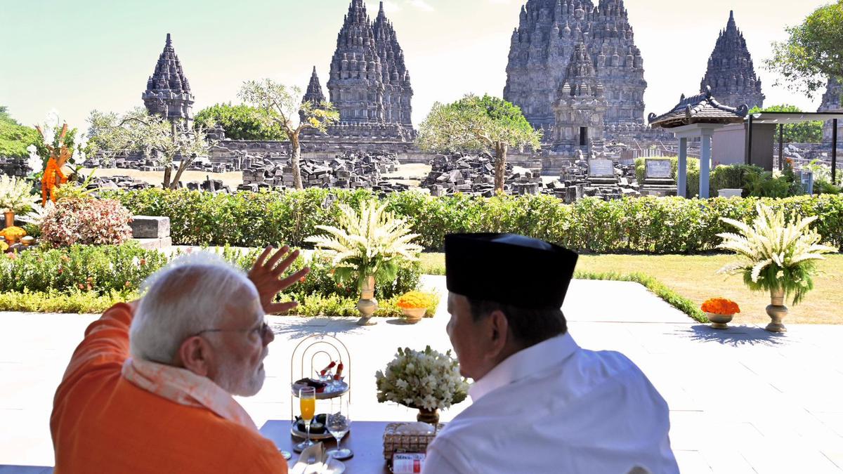 Dampingi PM India Beribadah di Prambanan, Sikap Toleransi Prabowo Dipuji Warganet - merdeka.com