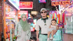 Gaya busana Aurel selama liburan juga menuai pujian. Meski santun, ia tetap tampil stylish dan modern. Kesan muda dan fresh semakin terpancar dari dirinya, menunjukkan dedikasinya pada gaya hidup sehat.  (Liputan6.com/IG/@aurelie.hermansyah)