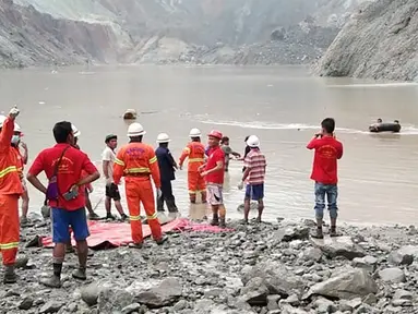 Tim penyelamat berusaha menemukan korban selamat setelah tanah longsor melanda tambang batu giok di Hpakant, Kachin, Myanmar, Kamis (2/7/2020). Sebanyak 50 jenazah penambang berhasil dievakuasi dari dalam lumpur setelah longsor terjadi. (Handout/MYANMAR FIRE SERVICES DEPARTMENT/AFP)