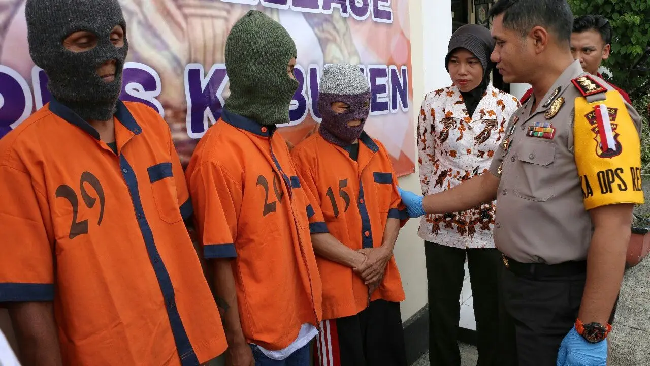 Tersangka pencabulan di bawah umur dijerat dengan pasal Pasal 81 Undang-undang RI Tahun 2016 tentang perlindungan anak. (Foto: Liputan6.com/Polres Kebumen/Muhamad Ridlo)