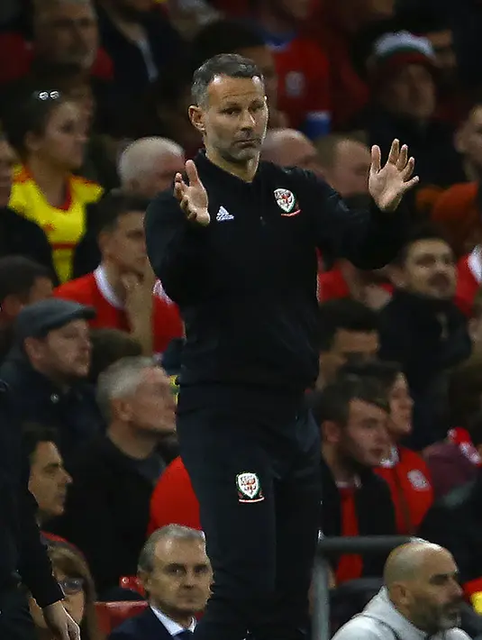Pelatih Wales, Ryan Giggs menginstruksikan pemainnya saat bertanding melawan Spanyol uji coba internasional di Stadion Principality, Cardiff, Inggris (11/10). Spanyol menang telak 4-1 atas Wales. (AFP Photo/Geoff Caddick)