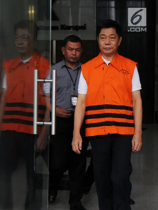 Pemilik CV AT, Anthony Liando dikawal petugas usai menjani pemeriksaan perdana pasca ditahan di gedung KPK, Jakarta, Rabu (31/10). Anthony diperiksa sebagai tersangka terkait  suap upaya pengurangan pajak yang harus dibayar. (Merdeka.com/Dwi Narwoko)