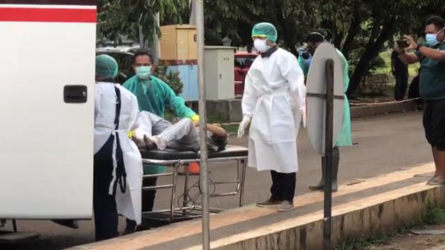 Viral Tim Medis Evakuasi Penumpang Bus Primajasa yang Meninggal di Tol Cipali