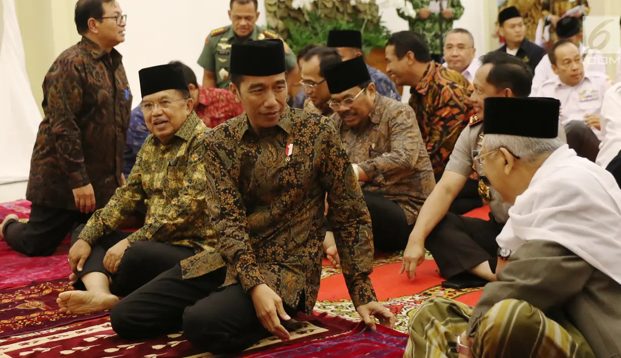 Presiden Joko Widodo didampingi Wakil Presiden Jusuf Kalla, Menteri Kabinet Kerja, Kepala Lembaga Tinggi Negara dan Ketua MUI Maruf Amin usai buka bersama di di Istana Bogor, Senin (29/5). (Liputan6.com/Angga Yuniar)