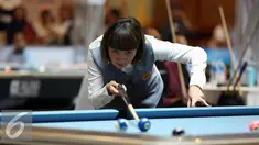 Pebiliar putri DKI Jakarta, Angeline M Ticoalu saat laga penyisihan 10 ball PON XIX Jabar di Graha Manggala Siliwangi, Bandung, Kamis (22/9/2016). Angeline M Ticoalu melaju usai mengalahkan pebiliar Papua, Ari Sarah Wati. (Liputan6.com/Helmi Fithriansyah)