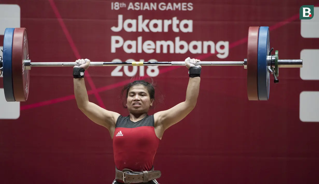 Atlet angkat besi, Sri Wahyuni, saat berlaga pada Asian Games di JIExpo, Jakarta, Senin, (20/8/2018). Sri Wahyuni menyumbang medali perak dengan total angkatan 195 kg. (Bola.com/Vitalis Yogi Trisna)