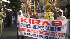 Beberapa warga menyambut antusias dengan menyelenggarakan tradisi sebelum datangnya bulan suci Ramadan.