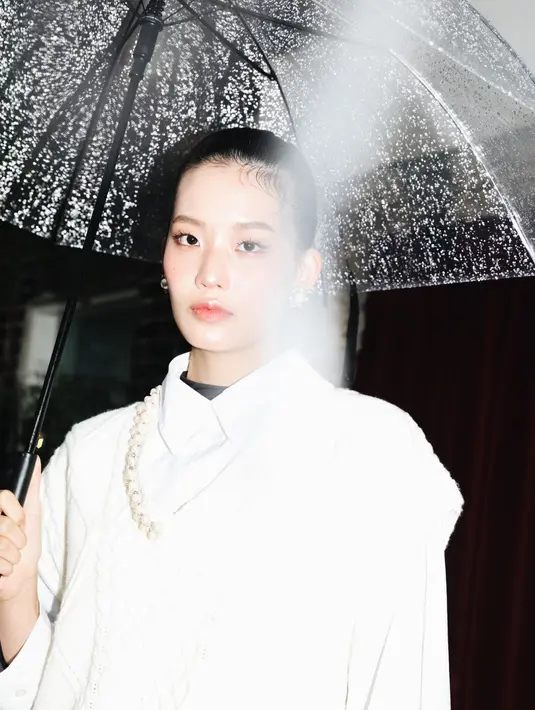 <p>Perhatikan detail embellishment yang dirangkai dengan tatanan tiga dimensi andalan Aidan and Ice. Tatanannya berhasil membuat busana kekinian khas IKYK terlihat semakin hidup dan elegant /Foto: dok Masari.</p>