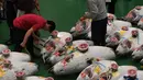 Aktivitas pelelangan ikan tuna pertama di pasar ikan Toyosu yang baru, pada hari pertama pembukaan di Tokyo, Kamis (11/9). Pasar ikan Toyosu menggantikan pasar ikan legendaris yang sudah mendunia, Pasar Tsukiji. (Toshifumi KITAMURA/AFP)