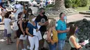 Orang-orang mengantre untuk diuji oleh petugas kesehatan untuk gejala COVID-19 di sebuah stasiun pengujian darurat di dekat pantai di Saint Jean de Luz, Prancis barat daya (27/7/2020). (AP Photo/Bob Edme)