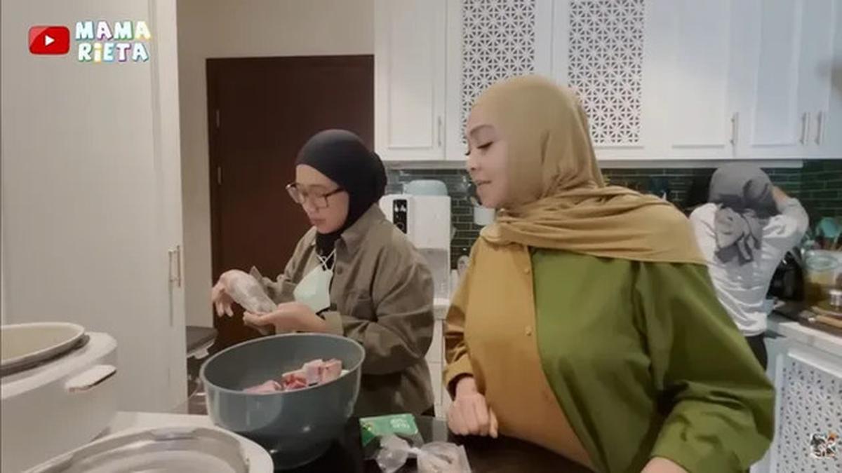 8 Potret Dapur Rumah Rieta Amilia dan Detail Interiornya, Elegan dengan Konsep Open Space
