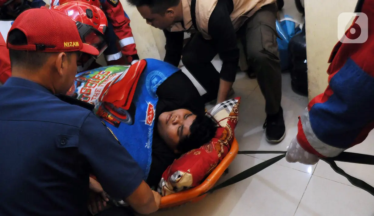 Ahmad Juwanto hanya menghabiskan waktunya untuk berbaring dan duduk di ruang tamu rumahnya. (merdeka.com/Imam Buhori)