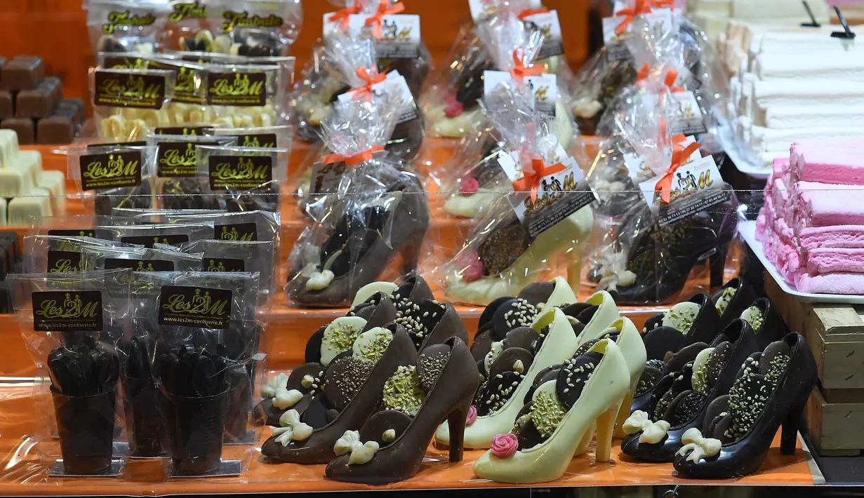 Coklat berbentuk sepatu yang ditampilkan dalam acara Brussels Chocolate Fair di Brussels, Belgia (10/2). Selain pameran coklat, acara ini juga menggelar peragaan busana yang terbuat dari coklat. (AFP/Emmanuel Dunand)