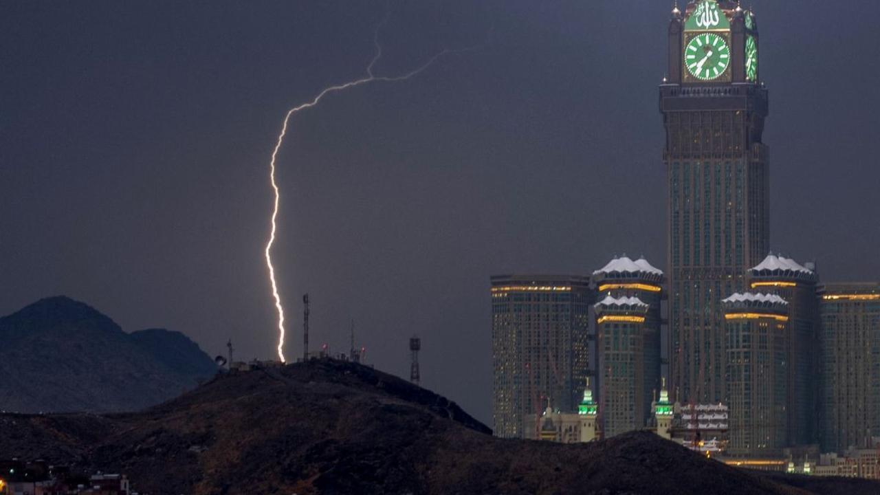 Badai dahsyat telah menerjang wilayah Makkah, Arab Saudi pada hari Rabu (23/8/2023). Dampak terjangan badai itu telah menutup sekolah-sekolah, bahkan Masjidil Haram turut terkena dampak hujan lebat yang disertai angin kencang.