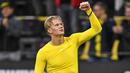Striker Borussia Dortmund, Erling Haaland, melakukan selebrasi usai mencetak gol ke gawang Freiburg pada laga Bundesliga di Signal Iduna Park, Sabtu (3/10/2020). Dortmund menang dengan skor 4-0. (AP Photo/Martin Meissner)