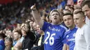 Aksi fans Chelsea saat menonton timnya beralaga melawan Swansea City ada lanjutan Premier League di Liberty Stadium,(11/9/2016) WIB. Swansea tahan Imbang Chelsea 2-2. (Action Images via Reuters/Carl Recine)