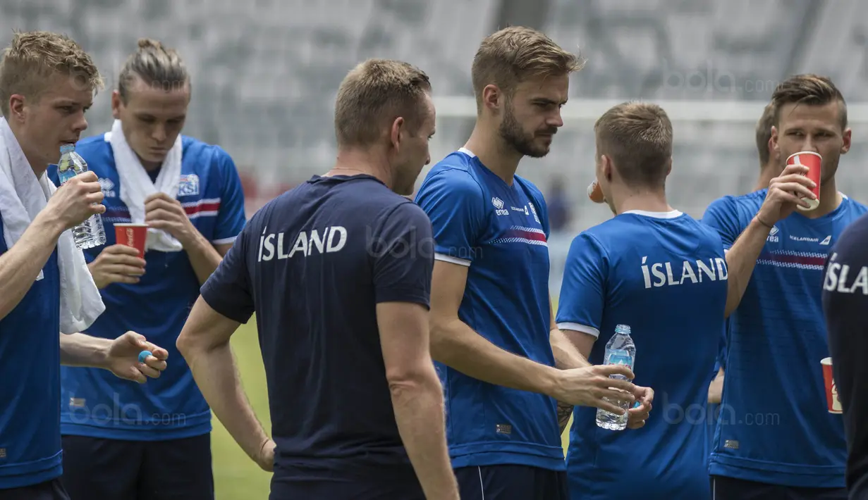 Para pemain Islandia melepas dahaga saat latihan di SUGBK, Jakarta, Sabtu (13/1/2018). Islandia menggelar latihan resmi jelang laga persahabatan melawan Indonesia. (Bola.com/Vitalis Yogi Trisna)