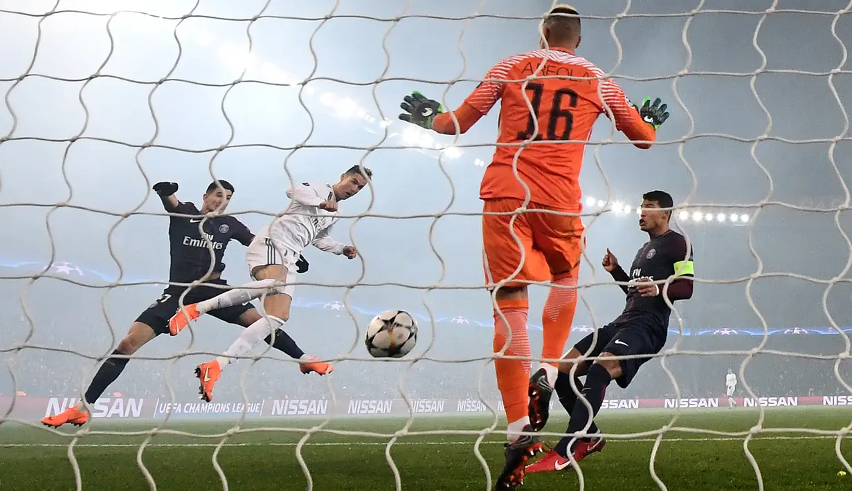Bintang Real Madrid, Cristiano Ronaldo, menyundul bola saat melawan PSG pada laga Liga Champions di Stadion Parc des Princes, Paris, Selasa (6/3/2018). Madrid berhasil lolos ke delapan besar. (AFP/Franck Fife)