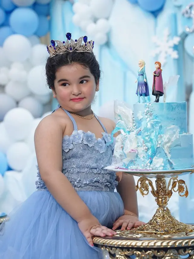 6 Potret Ayang Anak Tasya Farasya Bergaya bak Princess Elsa di Pesta Ulang Tahun ke-4, Tampil Kembar dengan Sang Mama