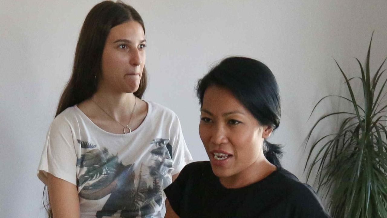 Dewi mengaku mengajarkan tari Bali kepada anak-anak Rumania adalah suatu kebanggaan baginya.<br>