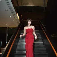 Gaya ini sukses menghadirkan kesan glamor sekaligus sophisticated, cocok dijadikan inspirasi untuk menghadiri pesta malam, gala dinner, hingga acara formal lainnya. [@yasminnapper].