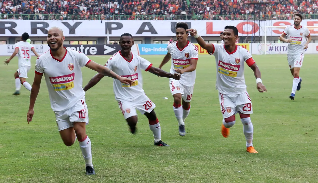 Pemain Perseru Badak Lampung merayakan gol yang dicetak oleh Marquinhos ke gawang Persija Jakarta pada laga Liga 1 2019 di Stadion Patriot, Bekasi, Minggu (1/9). Persija takluk 0-1 dari Badak Lampung. (Bola.com/M Iqbal Ichsan)