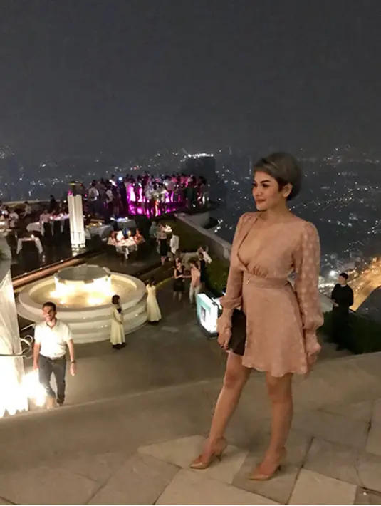 "Kita dengar ada program dangdut. Dan kedepan ada kontrak gara gara ini jadi batal dan terancam batal juga. Termasuk ada 5 sampai 10 gitu off air jadi batal," ungkap Muannas Alaidid, di KPI, Jakpus, Selasa (17/10). (Instagram/nikitamirzanimawardi_17)