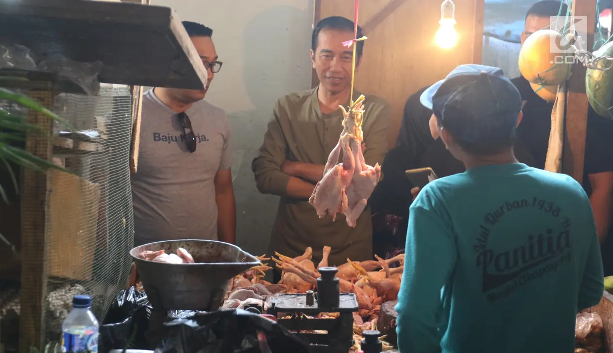 Calon Presiden Nomor Urut 01 Joko Widodo (Jokowi) berdialog dengan pedagang ayam saat blusukan ke Pasar Cihaurgeulis, Bandung, Minggu (11/11). Jokowi berkeliling pasar dan menyapa para penjual juga membeli beberapa bahan pangan (Liputan6.com/Angga Yuniar)